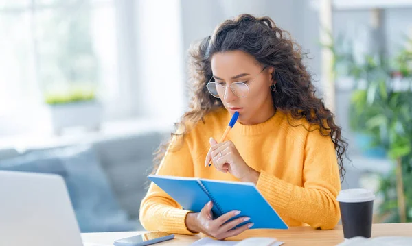 Giovane Donna Affari Concentrata Che Studia Online Guarda Webinar Podcast — Foto Stock