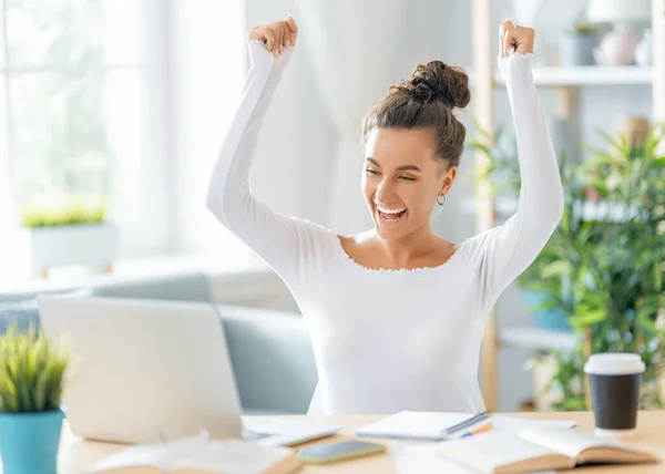 Gericht Jonge Zakenvrouw Studeren Online Kijken Webinar Podcast Laptop Notities — Stockfoto