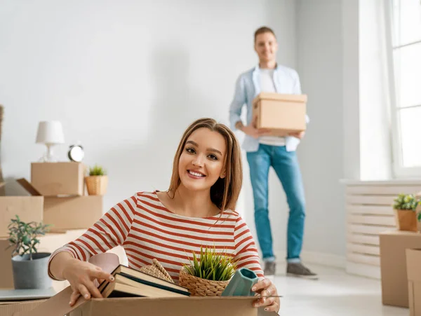 Heureux Jeune Couple Marié Déménagent Dans Nouvel Appartement — Photo