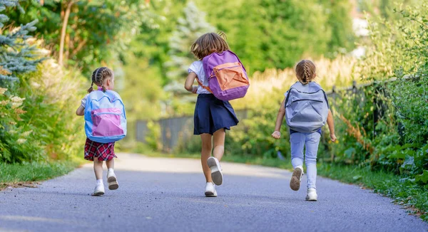 Alunos Escola Primária Meninas Com Mochilas Livre Início Das Lições — Fotografia de Stock