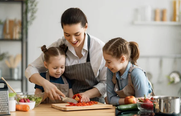 Gesunde Ernährung Hause Glückliche Familie Der Küche Mutter Und Kinder — Stockfoto