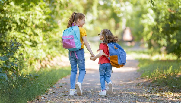 Leerlingen Van Lagere School Meisjes Met Rugzakken Buiten Begin Van — Stockfoto