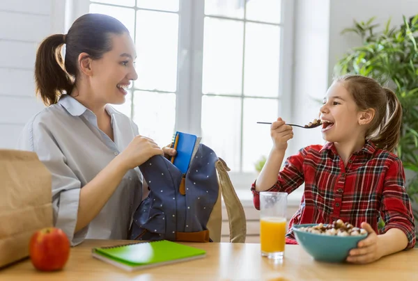 Здорова Їжа Вдома Щаслива Сім Кухні Мати Дочка Снідають Перед — стокове фото