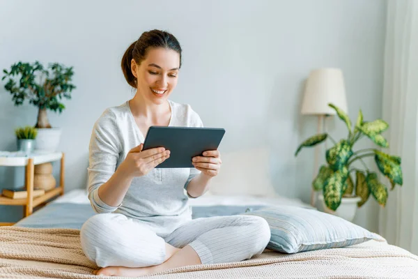 Giovane Donna Sta Usando Tablet Conversazione Distanza Con Gli Amici — Foto Stock