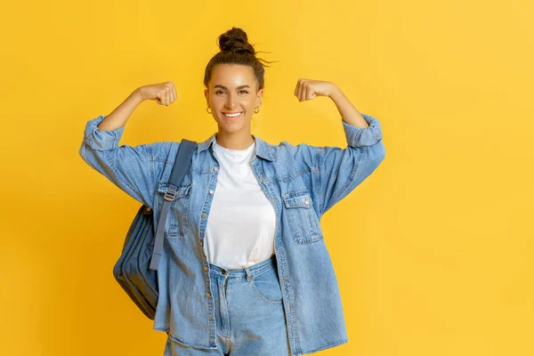 Jovem Emocional Feliz Posando Rindo Fundo Amarelo Brilhante — Fotografia de Stock