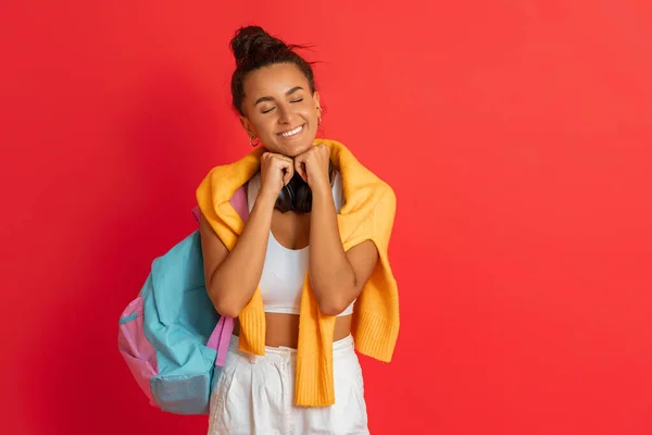 Glückliche Emotionale Junge Frau Sportlicher Kleidung Lacht Auf Knallrotem Hintergrund — Stockfoto