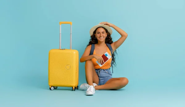 Uma Aventura Uma Mulher Feliz Viajar Jovem Com Mala Fundo — Fotografia de Stock