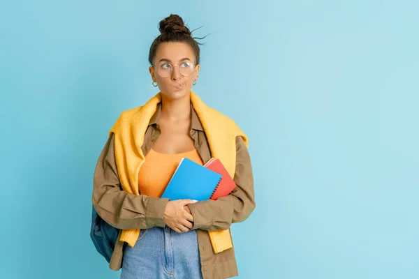 Glückliche Emotionale Junge Frau Posiert Und Lacht Auf Hellblauem Hintergrund — Stockfoto