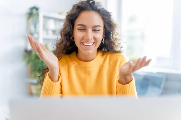 Junge Frau Benutzt Laptop Lustige Mädchen Haben Spaß Hause Bleiben — Stockfoto