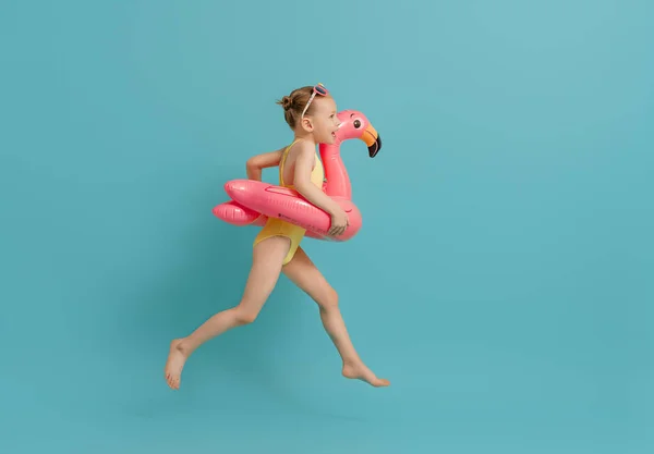 Glückliches Kind Badeanzug Mädchen Mit Schwimmring Flamingo Kind Auf Farbigem — Stockfoto