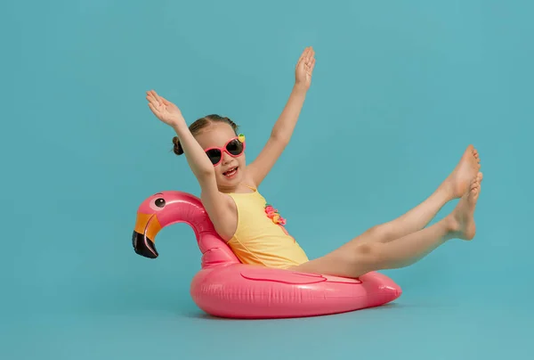 Criança Feliz Vestindo Maiô Menina Com Flamingo Anel Natação Kid — Fotografia de Stock