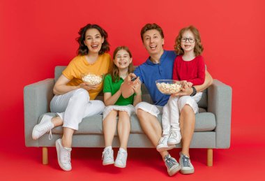 Parlak bir geçmişi olan mutlu ve sevgi dolu bir aile. Baba, anne ve kız TV izleyen kızlar, patlamış mısırlı filmler. Baba, anne ve güzel çocuklar evde kalarak eğleniyorlar..