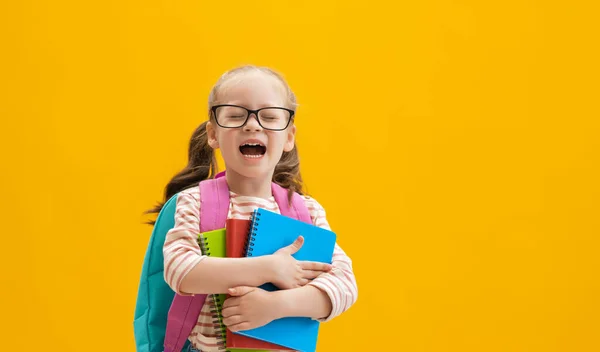 回到学校 快乐的时光 可爱勤劳的孩子在彩色纸墙的背景上 带背包的小孩准备学习的女孩 — 图库照片