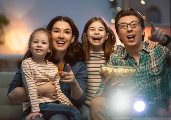 Χαρούμενη Οικογένεια Βλέποντας Προβολέα Τηλεόραση Ταινίες Ποπ Κορν Βράδυ Στο — Φωτογραφία Αρχείου