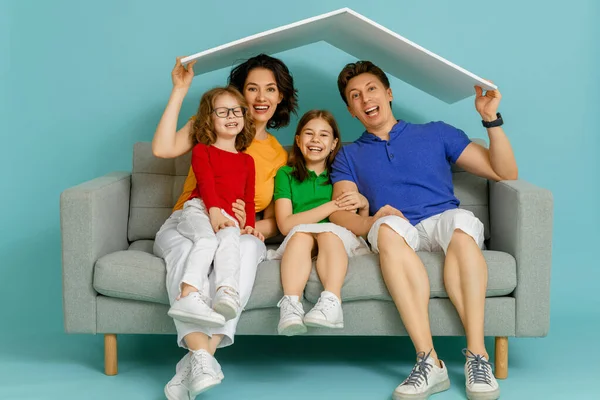 Mutter Vater Und Kinder Mädchen Mit Einem Symbol Des Daches — Stockfoto