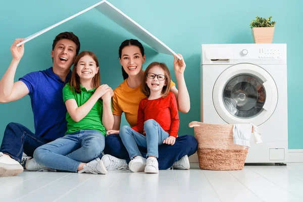 Man Vrouw Kinderen Meisjes Kleine Helpers Hebben Plezier Glimlachen Terwijl — Stockfoto