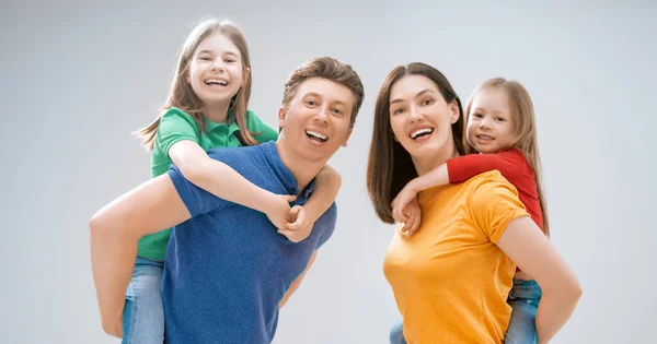 Šťastná Milující Rodina Matka Otec Děti Dcery Bílém Pozadí — Stock fotografie