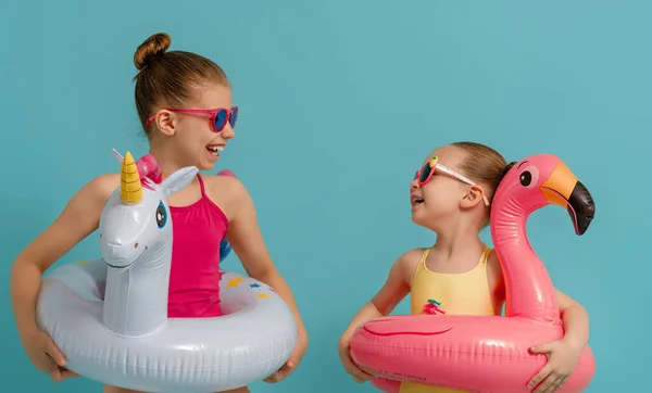 Счастливые Дети Купальниках Девушки Плавающими Кольцами Единорога Фламинго Дети Цветном — стоковое фото