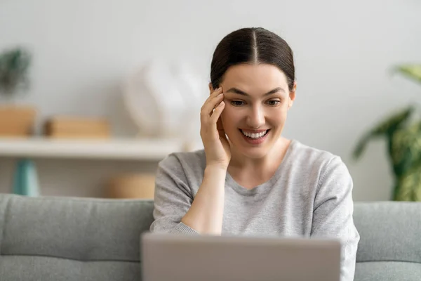 Jonge Vrouw Gebruikt Laptop Voor Gesprekken Afstand Met Vrienden Grappig — Stockfoto