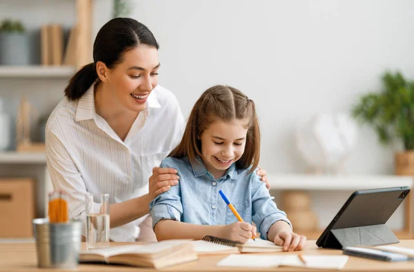 Volta Escola Criança Feliz Adulto Estão Sentados Mesa Menina Fazendo — Fotografia de Stock