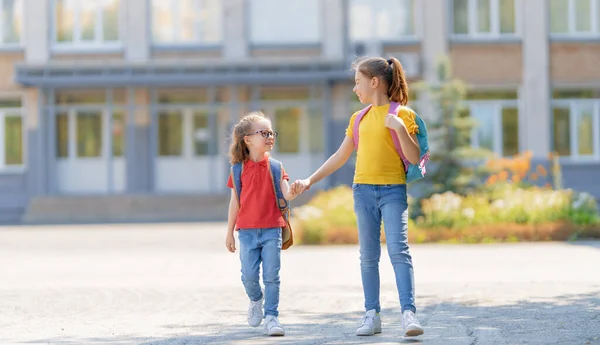 Alumnos Primaria Chicas Con Mochilas Aire Libre Comienzo Las Lecciones — Foto de Stock