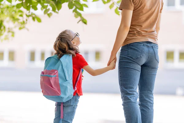 Parent Pupil Primary School Hand Hand Woman Girl Backpack Back — Stock Photo, Image