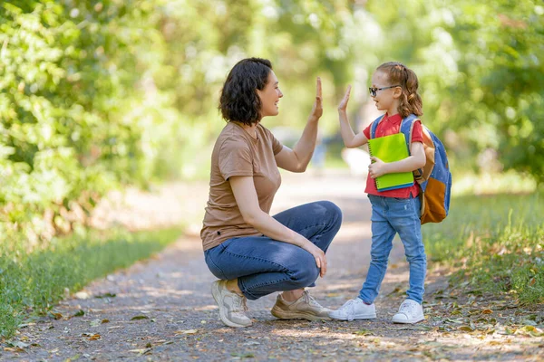 Eltern Und Grundschüler Gehen Hand Hand Frau Und Mädchen Mit — Stockfoto