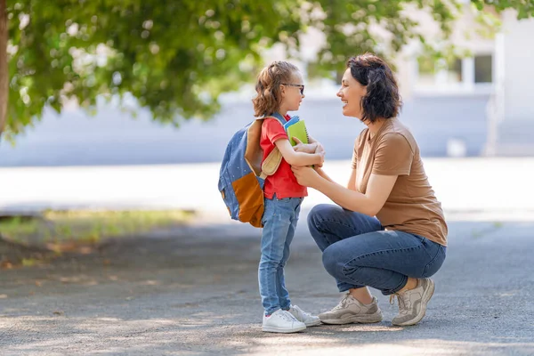 Genitore Alunno Della Scuola Primaria Vanno Pari Passo Donna Ragazza — Foto Stock