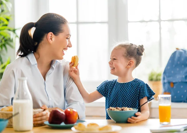 Friska Livsmedel Hemma Lycklig Familj Köket Mor Och Dotter Äter — Stockfoto