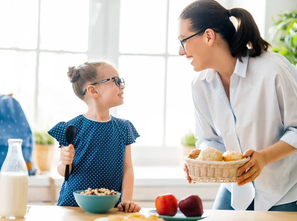Zdrowe Jedzenie Domu Szczęśliwa Rodzina Kuchni Matka Córka Jedzą Śniadanie — Zdjęcie stockowe