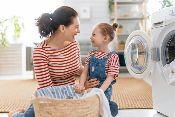 Mooie Jonge Vrouw Kind Meisje Kleine Helper Hebben Plezier Glimlachen — Stockfoto