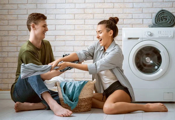 Hermosa Joven Pareja Amorosa Está Sonriendo Mientras Hace Colada Casa — Foto de Stock