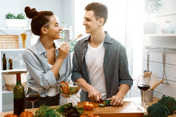 Cibo Sano Casa Felice Coppia Amorevole Sta Preparando Pasto Corretto — Foto Stock