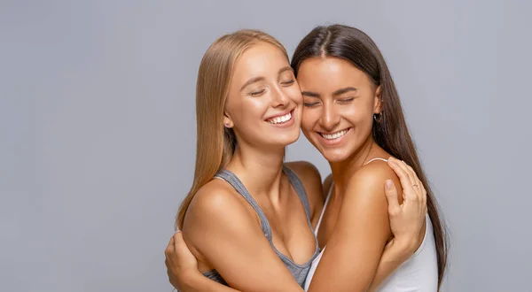 Retrato Dos Jóvenes Alegres Pie Juntas Abrazadas —  Fotos de Stock