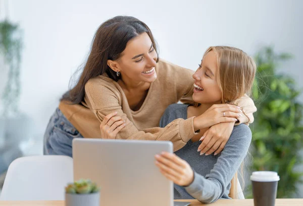 Två Glada Unga Kvinnor Som Använder Laptop Vänner Som Umgås — Stockfoto