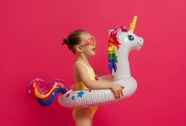 Счастливый Ребенок Купальнике Девушка Плавающим Кольцом Фламинго Парень Цветном Розовом — стоковое фото