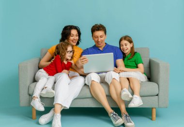 Parlak bir geçmişi olan mutlu ve sevgi dolu bir aile. Baba, anne ve kız çocukları bilgisayarlarını arkadaşlarıyla uzaktan konuşmak için kullanıyorlar. Baba, anne ve güzel çocuklar evde kalarak eğleniyorlar..