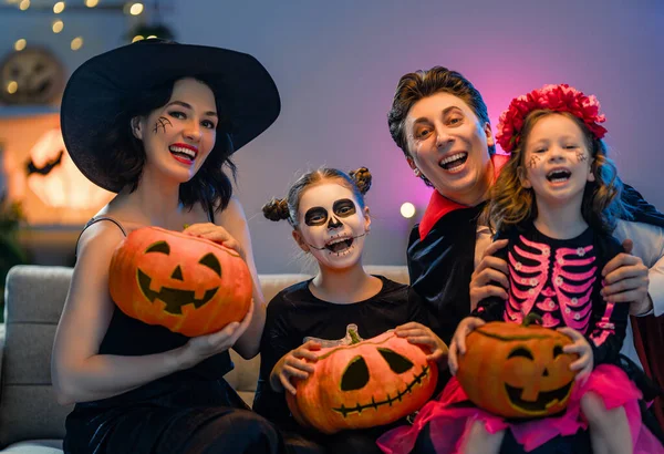 Mãe Pai Filhos Divertirem Casa Família Feliz Celebrando Halloween Pessoas — Fotografia de Stock