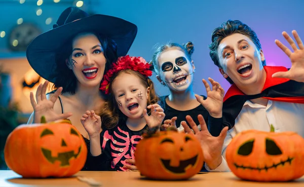 Mãe Pai Filhos Divertirem Casa Família Feliz Celebrando Halloween Pessoas — Fotografia de Stock