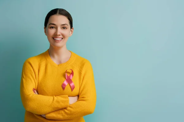 Jovem Mulher Cor Azul Turquesa Fundo Fita Cor Rosa Como — Fotografia de Stock