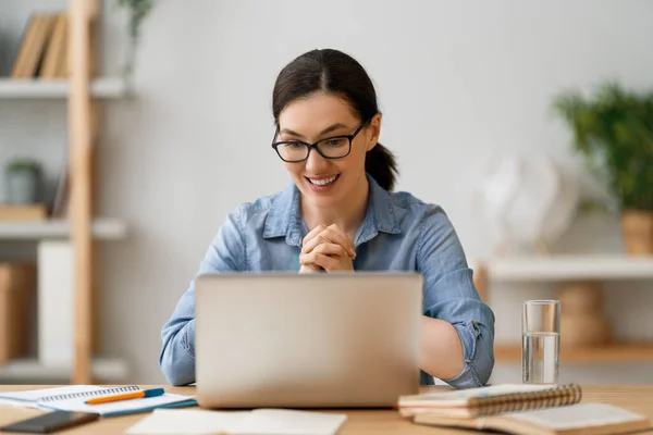 Feliz Mujer Hermosa Casual Trabajando Ordenador Portátil Casa — Foto de Stock