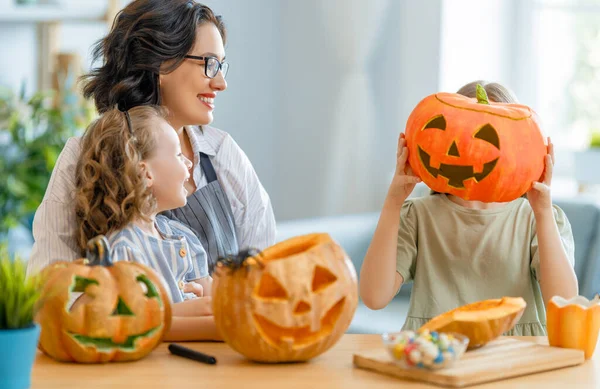 Glückliche Familie Bereitet Sich Auf Halloween Vor Mutter Und Kinder — Stockfoto