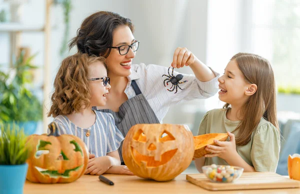 Buona Famiglia Che Prepara Halloween Madre Figlio Intaglio Zucche Casa — Foto Stock