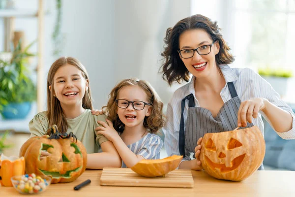 Šťastná Rodina Připravuje Halloween Matka Dítě Vyřezávají Dýně Doma — Stock fotografie