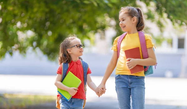 Alunos Escola Primária Meninas Com Mochilas Livre Início Das Lições — Fotografia de Stock