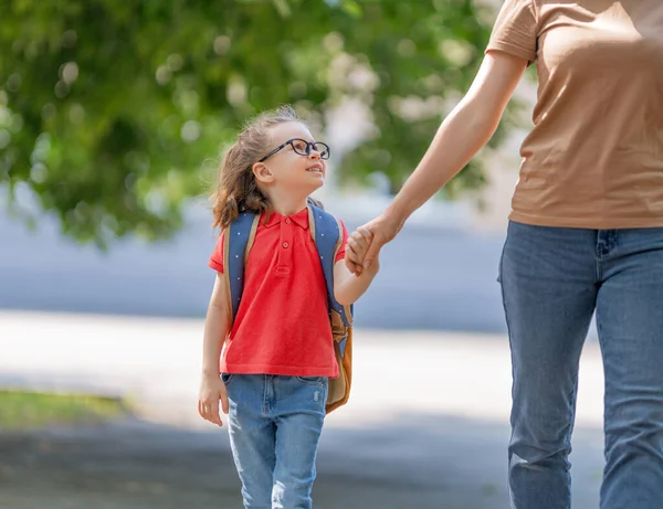 Eltern Und Grundschüler Gehen Hand Hand Frau Und Mädchen Mit — Stockfoto
