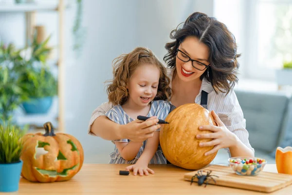 Onnellinen Perhe Valmistautuu Halloweeniin Äiti Lapsi Veistämällä Kurpitsat Kotona — kuvapankkivalokuva