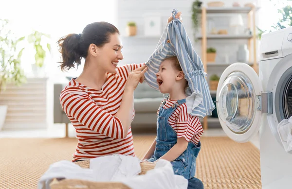 Mooie Jonge Vrouw Kind Meisje Kleine Helper Hebben Plezier Glimlachen — Stockfoto