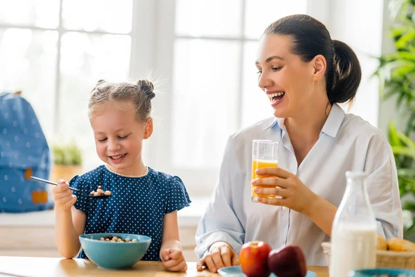 Comida Saludable Casa Familia Feliz Cocina Madre Hija Están Desayunando — Foto de Stock