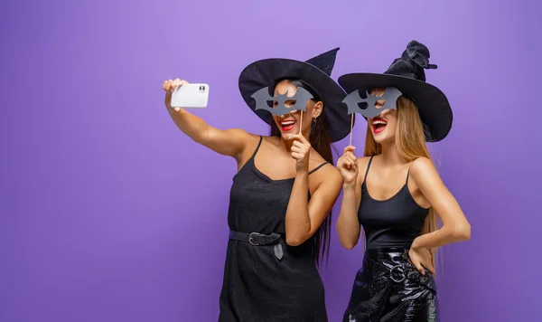 Boldog Halloweent Két Fiatal Fekete Boszorkány Jelmezben Szelfit Készít Lila — Stock Fotó